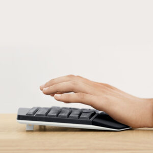 Logitech 920-008221 tastiera Mouse incluso Universale RF senza fili + Bluetooth QWERTZ Tedesco Nero immagine gallery 5 Logitech 920-008221 tastiera Mouse incluso Universale RF senza fili + Bluetooth QWERTZ Tedesco Nero