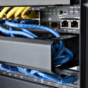 StarTech.com Pannello Gestione Cavi 1U Orizzontale per armadi rack 19" - Pannello passacavi orizzontale con fessure e coperchio - Sistema di gestione cavi/canalina per rack 19 pollici immagine gallery 6 StarTech.com Pannello Gestione Cavi 1U Orizzontale per armadi rack 19" - Pannello passacavi orizzontale con fessure e coperchio - Sistema di gestione cavi/canalina per rack 19 pollici