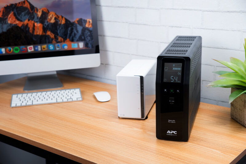 APC BACK UPS PRO BR 1200VA gruppo di continuità (UPS) A linea interattiva 1,2 kVA 720 W 8 presa(e) AC immagine gallery 8 APC BACK UPS PRO BR 1200VA gruppo di continuità (UPS) A linea interattiva 1,2 kVA 720 W 8 presa(e) AC