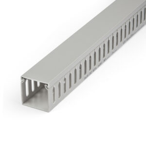 StarTech.com Canalina di cablaggio cavi scanalata con coperchio, 50mm P x 50mm H - 2m L - 8mm, canalina passacavi in PVC per cavo di rete/ canaline a parete, massimo 80 cavi, certificata UL immagine principale StarTech.com Canalina di cablaggio cavi scanalata con coperchio, 50mm P x 50mm H - 2m L - 8mm, canalina passacavi in PVC per cavo di rete/ canaline a parete, massimo 80 cavi, certificata UL