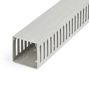 StarTech.com Canalina di cablaggio cavi scanalata con coperchio, 75mm P x 75mm H - 2m L - 8mm, canalina passacavi in PVC per cavo di rete/ canaline a parete, massimo 200 cavi, certificata UL immagine principale StarTech.com Canalina di cablaggio cavi scanalata con coperchio, 75mm P x 75mm H - 2m L - 8mm, canalina passacavi in PVC per cavo di rete/ canaline a parete, massimo 200 cavi, certificata UL