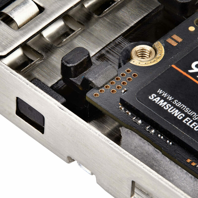 StarTech.com Vassoio per unità SSD M.2 NVMe da utilizzare con la serie di prodotti di espansione PCIe - Supporto per disco aggiuntivo sostituibile a caldo immagine gallery 5 StarTech.com Vassoio per unità SSD M.2 NVMe da utilizzare con la serie di prodotti di espansione PCIe - Supporto per disco aggiuntivo sostituibile a caldo