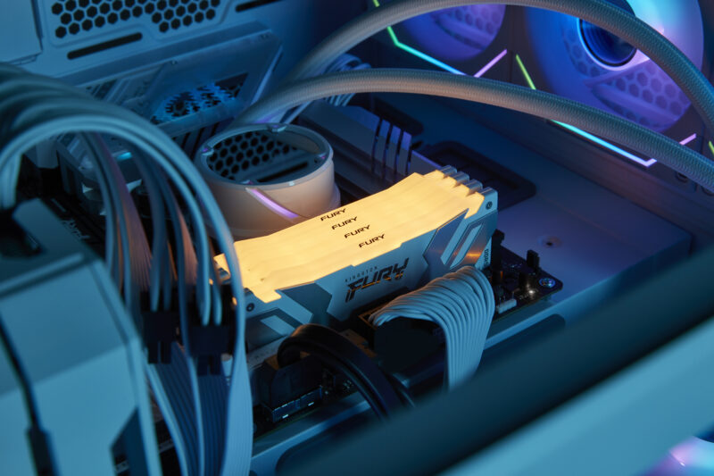 Kingston Technology FURY 32GB 6400MT/s DDR5 CL32 DIMM (Kit da 2) Renegade RGB Bianco XMP