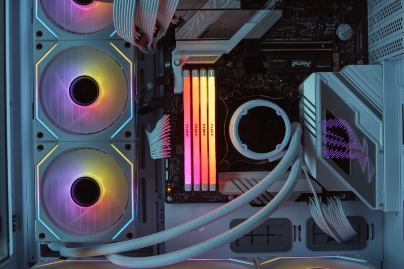 Kingston Technology FURY 32GB 6400MT/s DDR5 CL32 DIMM (Kit da 2) Renegade RGB Bianco XMP