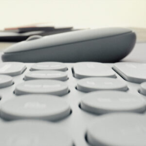Logitech 920-012221 tastiera Mouse incluso Universale RF senza fili + Bluetooth QWERTY Italiano Grafite