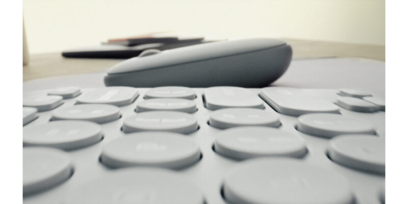 Logitech 920-012221 tastiera Mouse incluso Universale RF senza fili + Bluetooth QWERTY Italiano Grafite