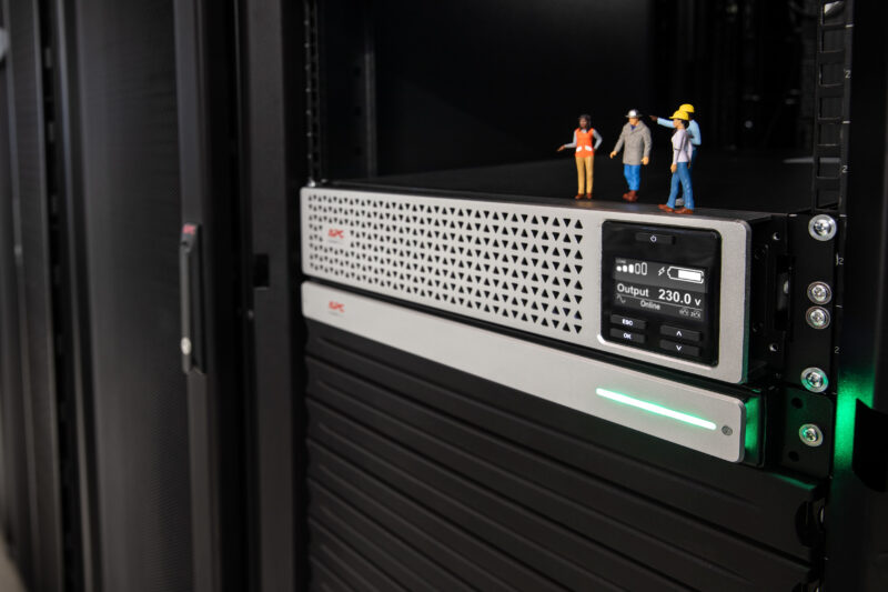 APC SMART-UPS SRT LI-ION 3000VA RM ACCS gruppo di continuità (UPS) Doppia conversione (online) 3 kVA 2700 W 8 presa(e) AC